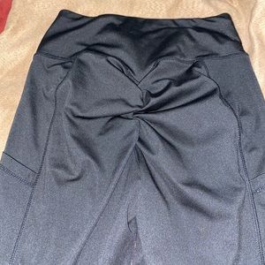 Black scrunch butt leggings with pockets